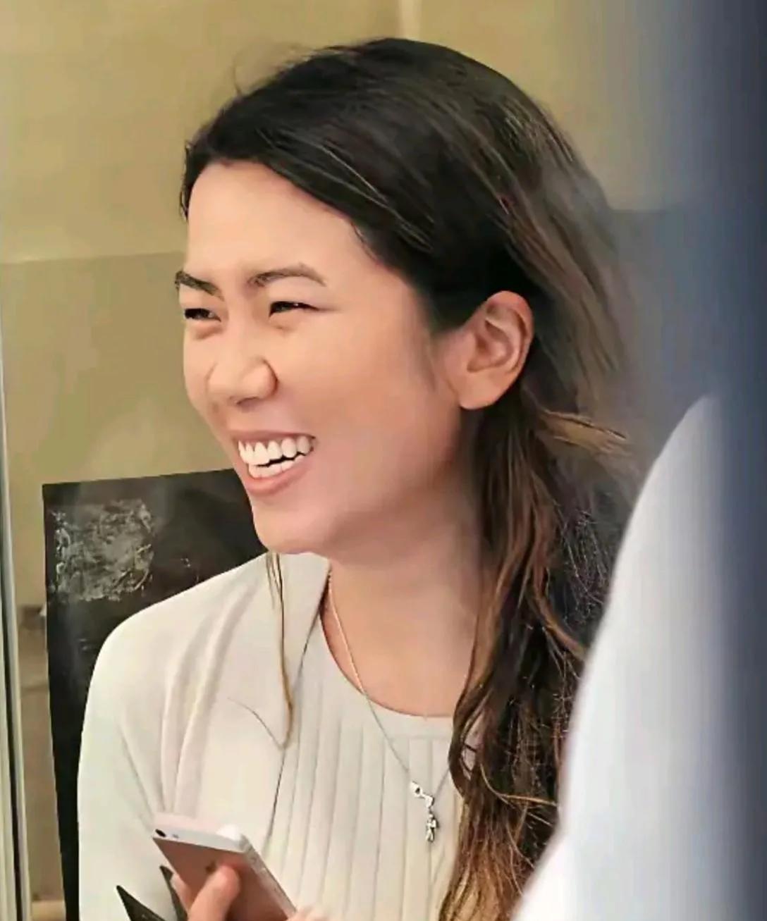 哇哦，这居然是黎明现在的老婆：长发垂肩偶有银丝，笑容明媚齿若珠贝，眉若墨画眼如秋