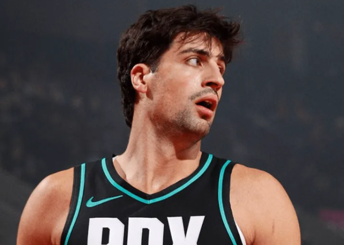 NBA常规赛，开拓者主场115-123不敌雷霆。
全场比赛，开拓者前锋德尼-阿夫