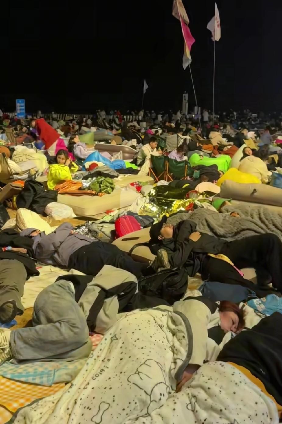 听说这是日照新青年。
上千人躺在野外，也不知道在干啥，
他们不冷吗难道，我在家里