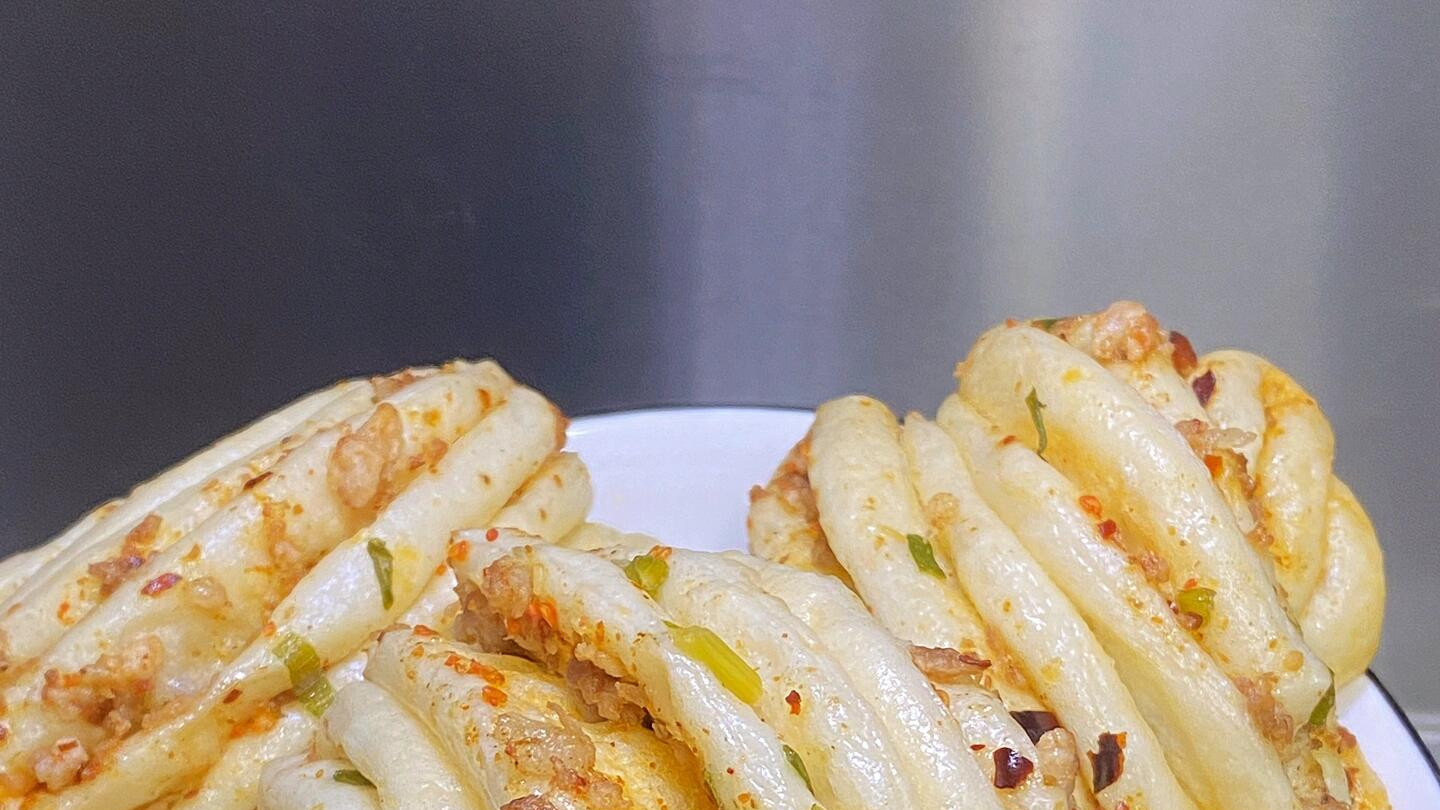 十分钟教你解锁香辣肉末花卷，香香软软，好吃到停不下来！