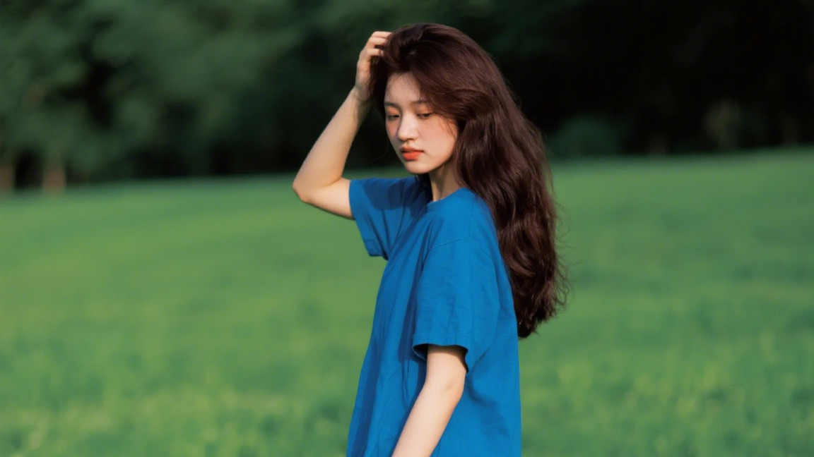 一条蓝色T恤裙，穿出了自由灵魂的样子