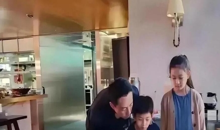汪小菲在接娃一事上，堪称娱乐圈离婚带娃的典范。从台北运往北京的30个超大行李箱，