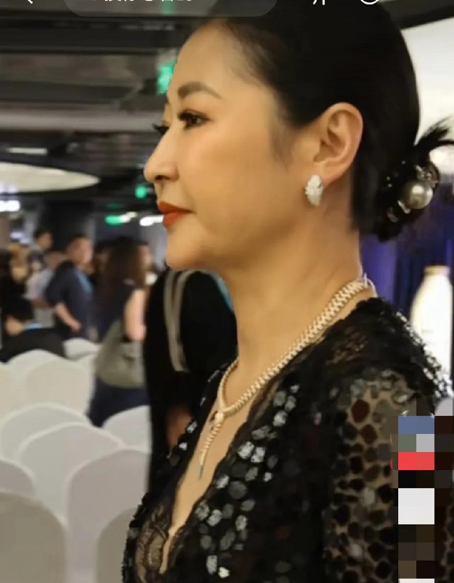 梁静的面相怎么变成这样了？
紧绷，不松弛。
可能事业型大女主都是这样，当制片人，