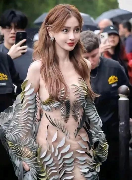 杨颖应该是娱乐圈里最坚强的女星，因为她早几年离婚了，然后又事业遭遇重创，几乎不能