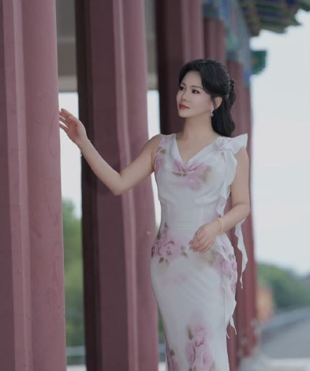 刘美希是把塞纳河畔的温柔穿在身上了吧？茶歇裙勾勒绝美线条，慵懒中带着高级感。