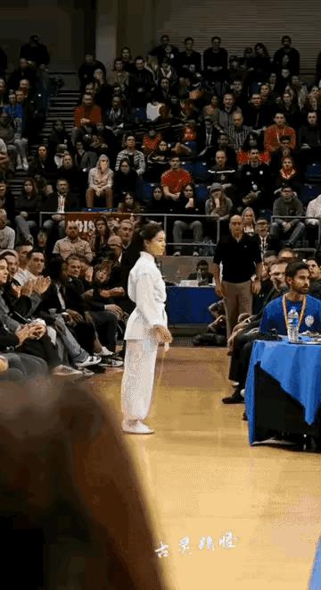 有了AI，不需要武打设计和功夫演员都可以制作武打片了，只是这打斗动作太快了。