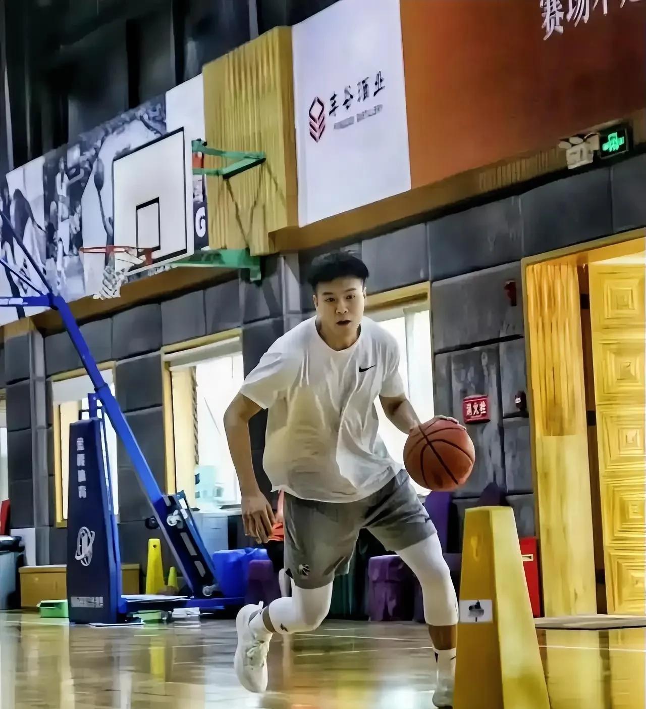近日，徐杰的“带刀护卫”，知名“榜一大哥”黄荣奇更新了个人社媒晒图并配文：“四川
