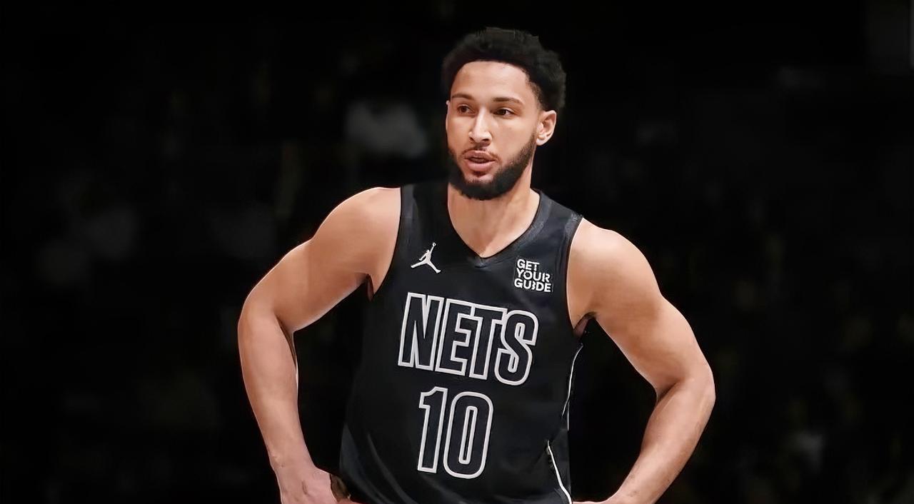 本西蒙斯算是NBA历史上非常罕见的球员了。
他身高2.11m，体重108kg，这