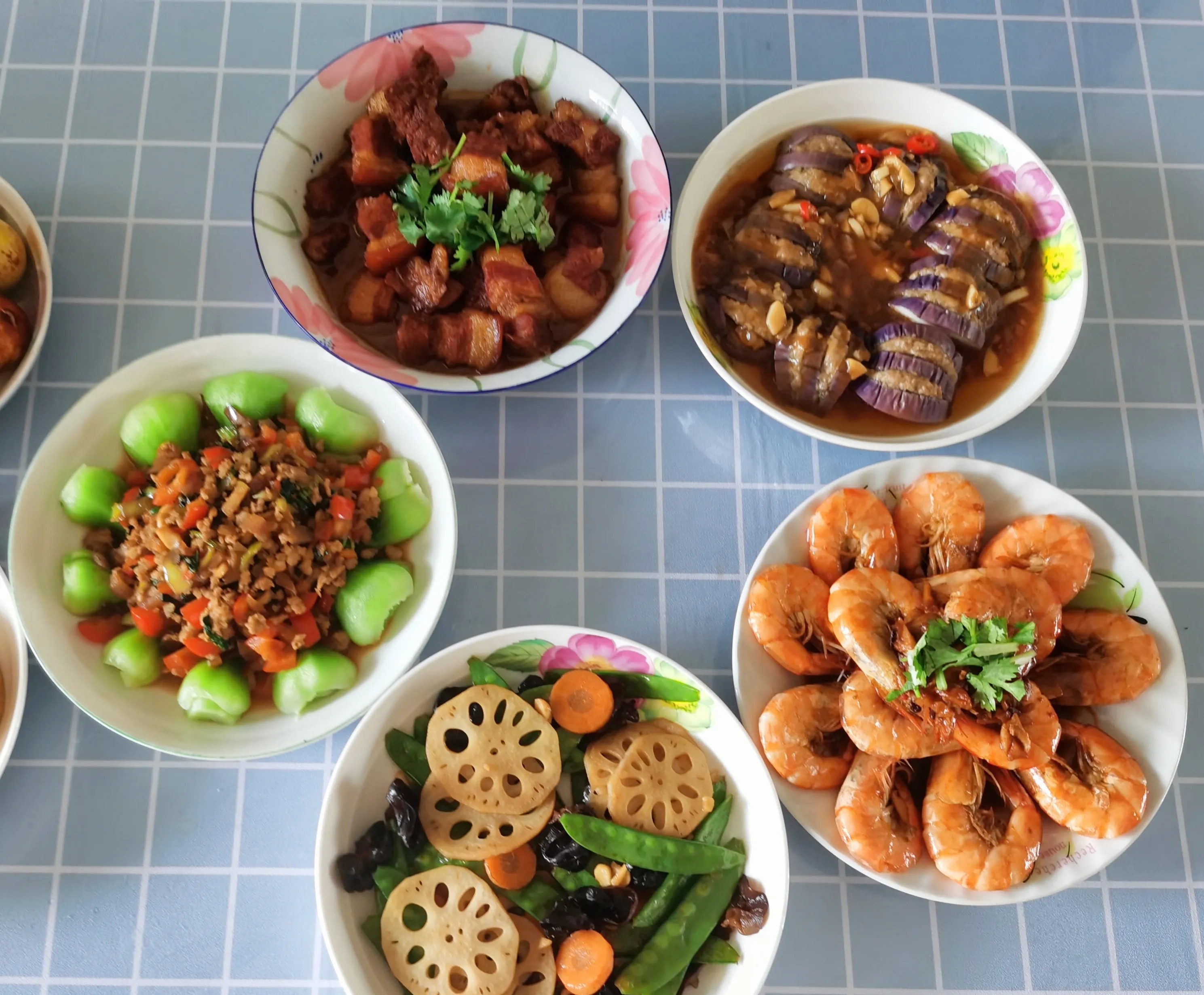 每次回婆婆家，都是我掌勺，大哥一家掐着点准时来吃饭。

如果是吃饺子，大哥就