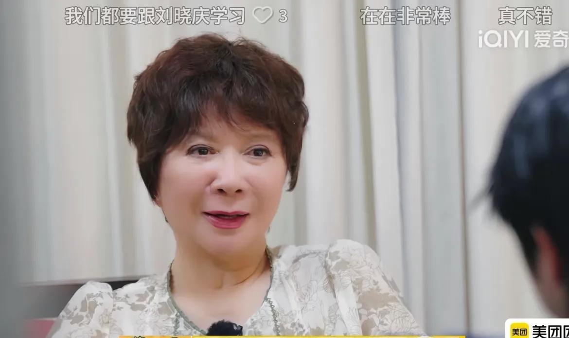 比起离经叛道的刘晓庆，蔡明才是普通人的理想型。谁都愿意带她玩，跟她聊天谈心。
牛