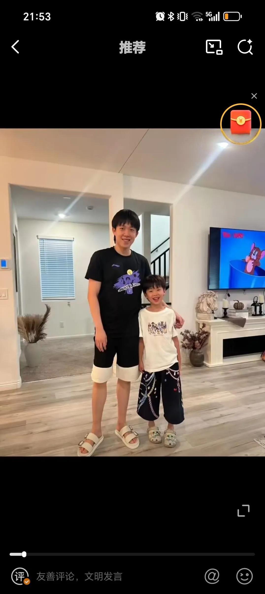7月20日梁靖崑儿子感觉挺帅气的随妈妈，和梁靖崑长的不太一样。王楚钦这是去梁靖崑