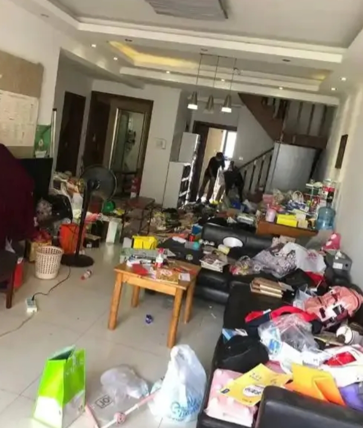 一位独居多年的老人去世后，她远在国外定居的儿女通过中介把老人的房子卖了，买家问所