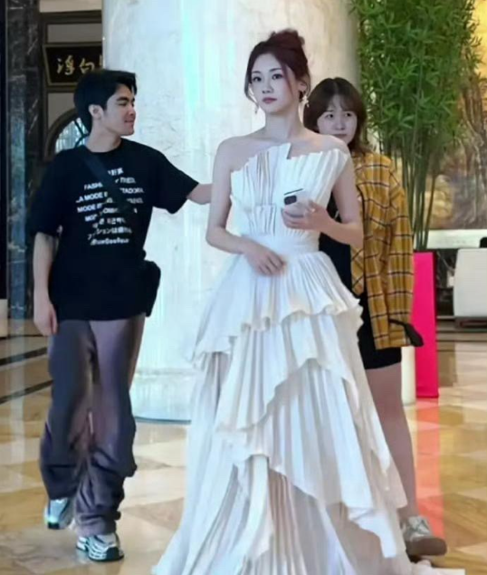 苗苗是我见过唯一一个，生了三个孩子，身上却没有一丝妈味儿的人 ​​​
