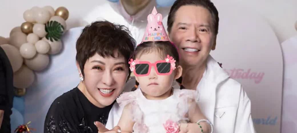 向太特别宠孙女，向芷戴了一条满绿翡翠手链和海螺珠手链，可以买小县城的一套房，海螺