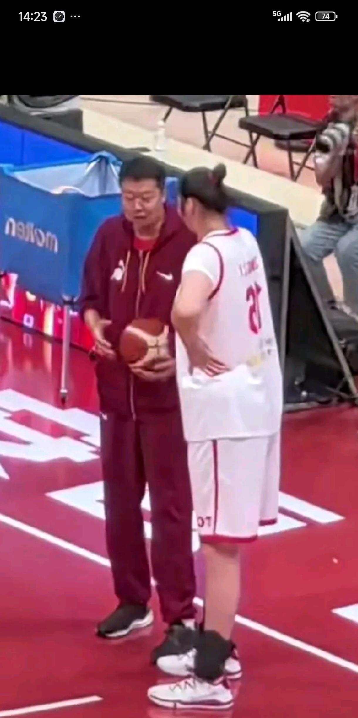 中国女篮请来王治郅指导张子宇的内线技术，不是我泼冷水，学不到多少东西，不是王治郅