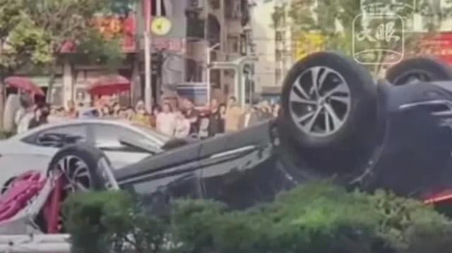 山东滕州一轿车冲撞公交站台，胡锡进发声