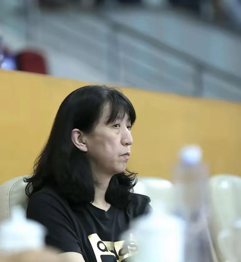 赖掌门真的有点麻烦了，中国女排主教练迟迟选不出来，据说是体育总局对于排管中心报上