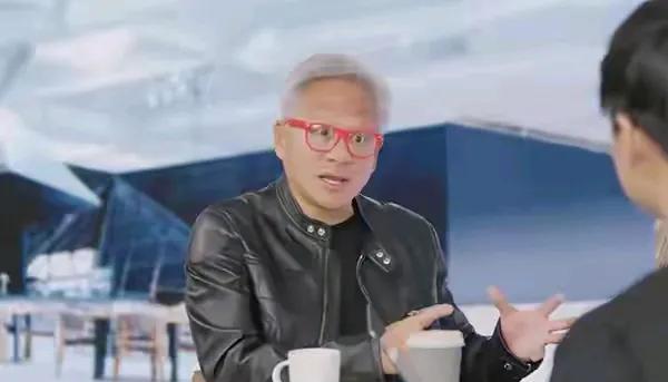 黄仁勋最近有个挺有意思的说法，他说中国在芯片技术上其实只落后美国“几纳秒”，潜力