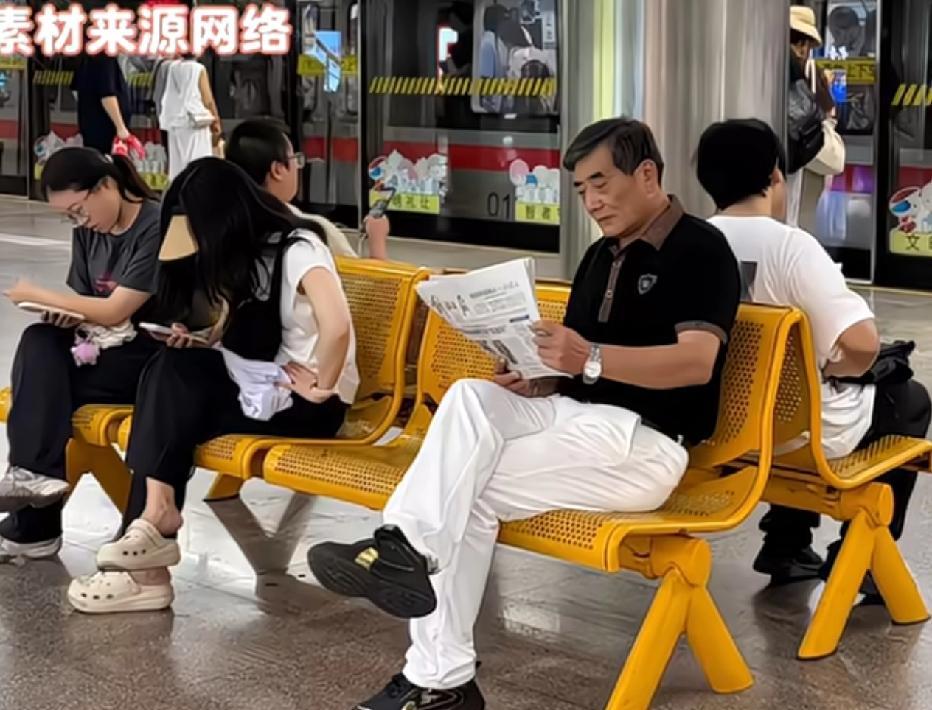 有一个发现，现在老年男人理发都习惯把头的两侧推光，然后头顶上留出两寸到两寸左右的
