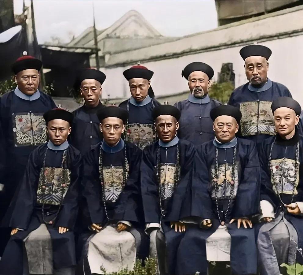 这才是清朝官员真实的样貌，这不是演员所饰演的哦，而是1902年他们在一次聚餐时的