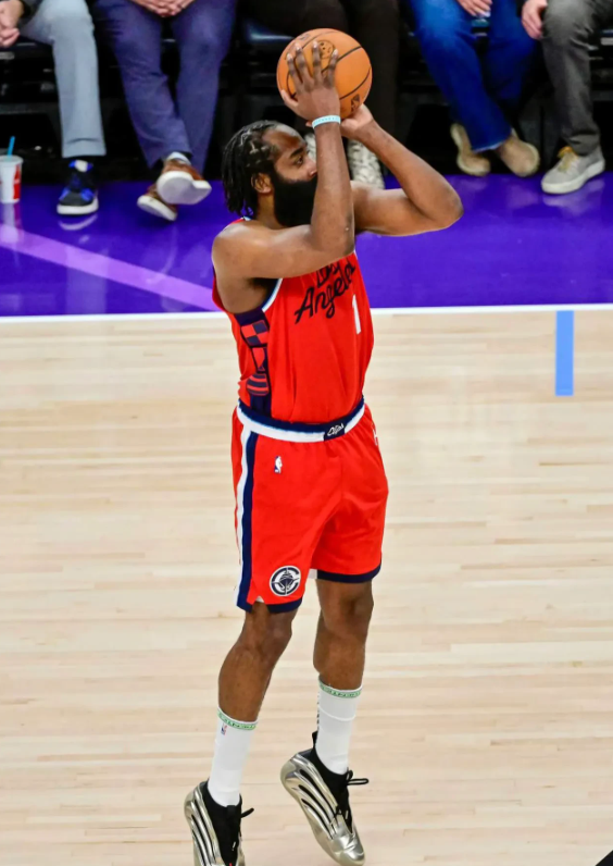 随着快船不敌鹈鹕，NBA最新西部排名前八如下

1、雷霆——53胜12负（还剩1