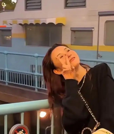 宋祖儿近况曝光，甜美依旧

近日，宋祖儿在环球影城被偶遇，状态极佳！相比之前的“
