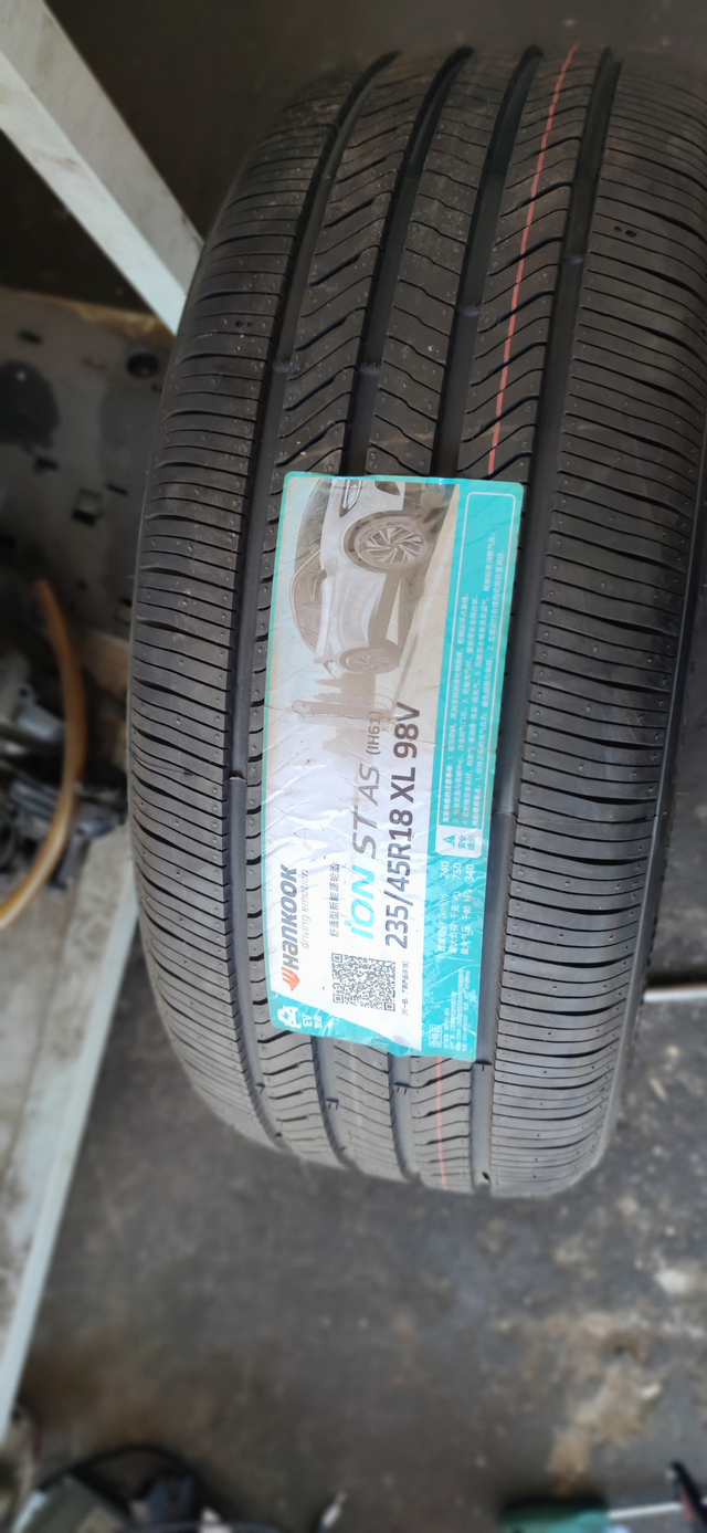 吃胎前轮已换
看图，换了两个前轮。
经济下行，换不起好轮胎。先凑合着用吧。
一个