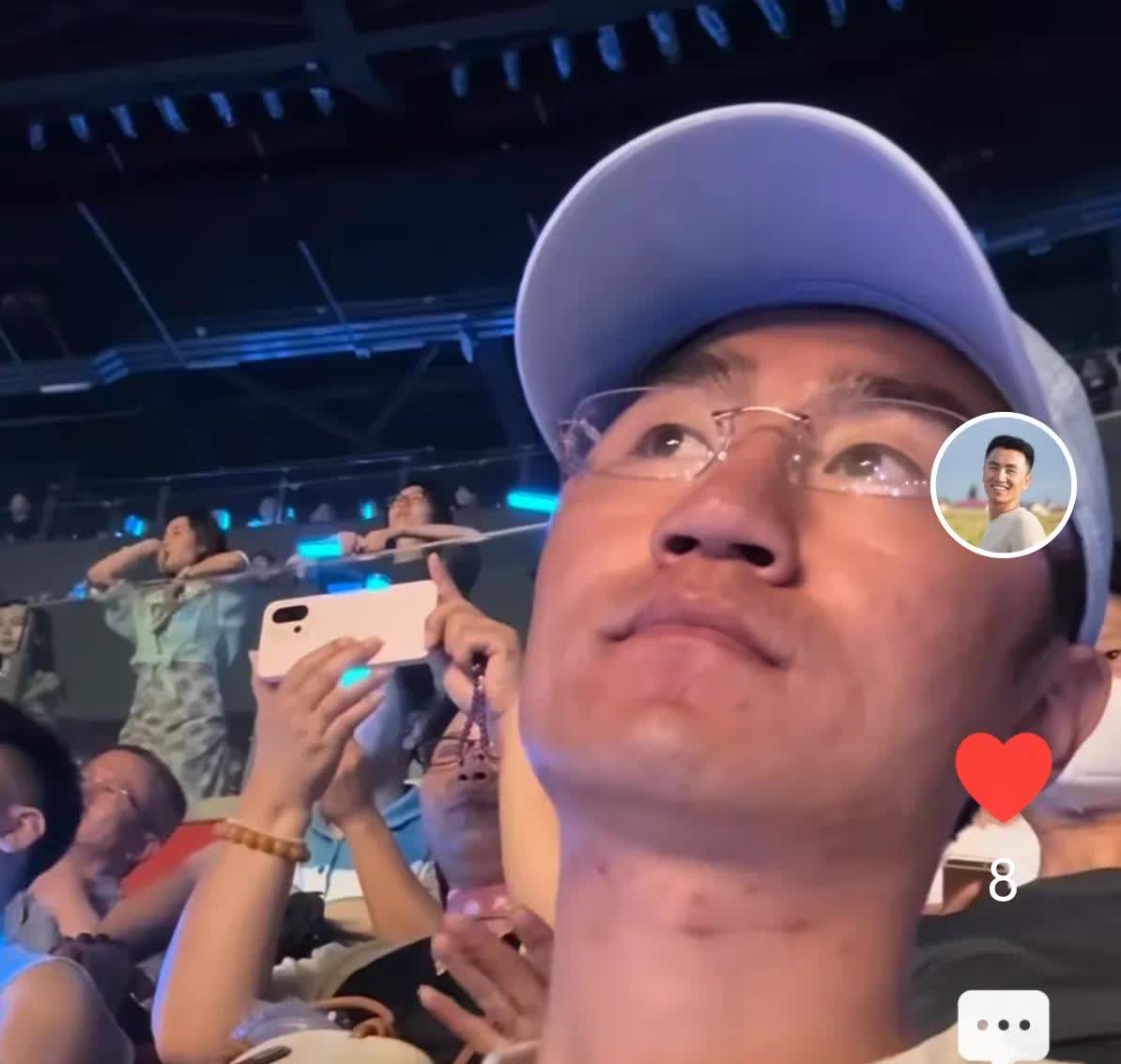 究竟谁才是牧飒的意难平
30岁的牧飒
一个人在重庆看演唱会
直言不是为了追