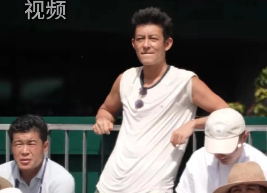 王欣瑜赢了比赛，火的却是陈冠希，不是因为他在傍边鼓掌，而是因为他的颜值状态。
法