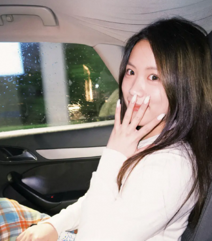 奥运冠军杨倩假期美照曝光 漂亮美甲吸睛
