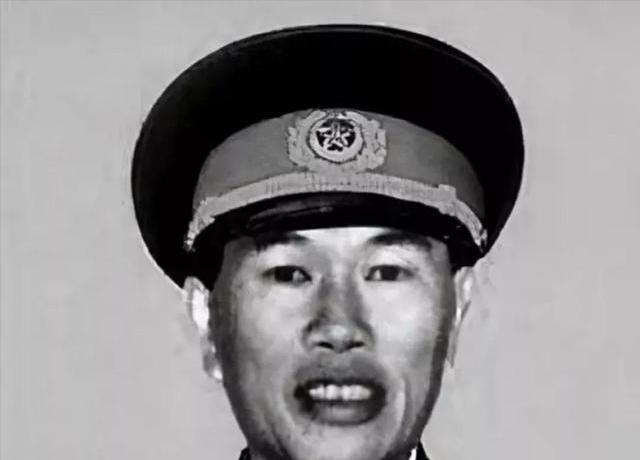 1977年，在中央众多老同志的努力下，在四川待了十几年的邓华终于回到了部队，华国