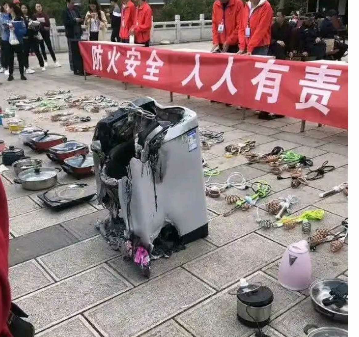 学校查寝的时候没收的，太可怕了！