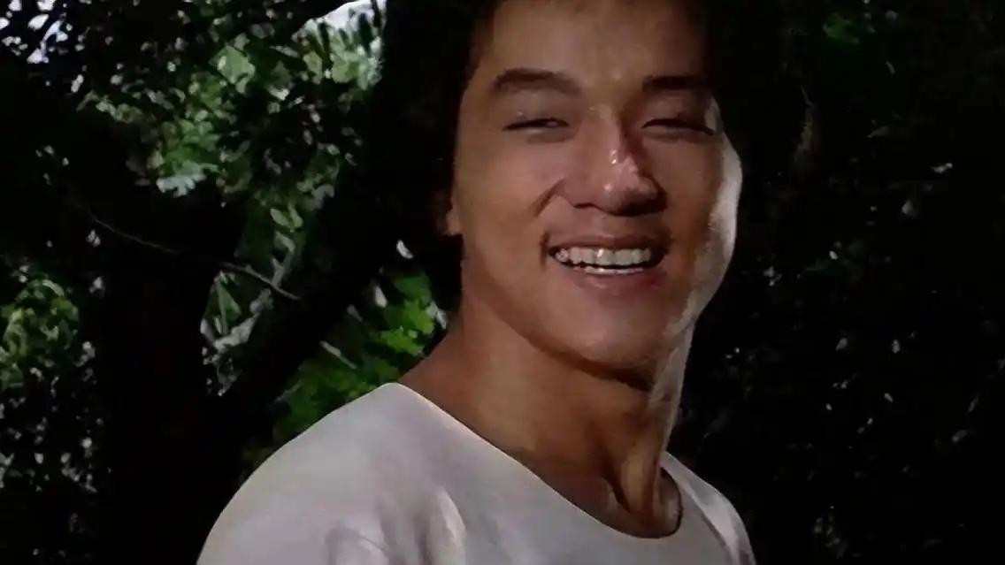 成龙的“人生悲哀”？女儿靠吃救济金生活，儿子却住上亿别墅
