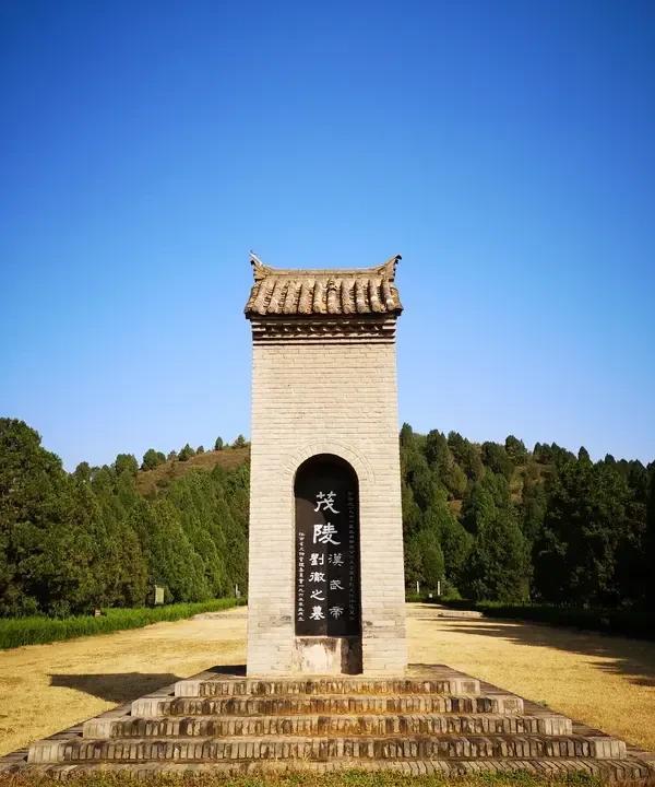 李广、卫青、霍去病名气各有千秋。李广被称为“飞将军”，射术高超，其“屡战屡败、屡