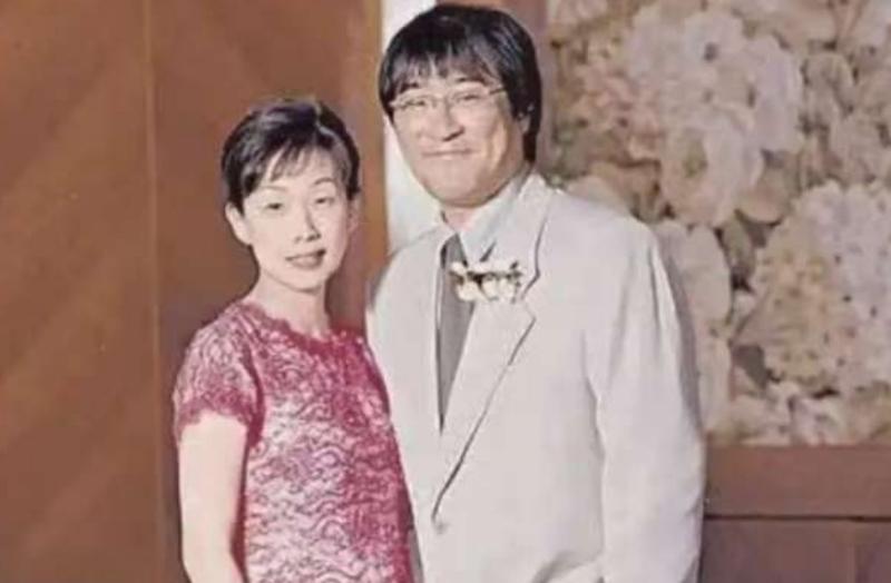 1994年，36岁的李宗盛婚内出轨28岁的林忆莲，回到家后，他看着妻子朱卫茵，厌