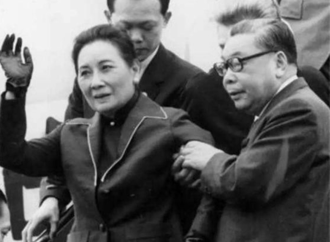 1988年1月23日，蒋经国突然病逝。宋美龄得知后，马上赶到蒋经国的大直官邸。她