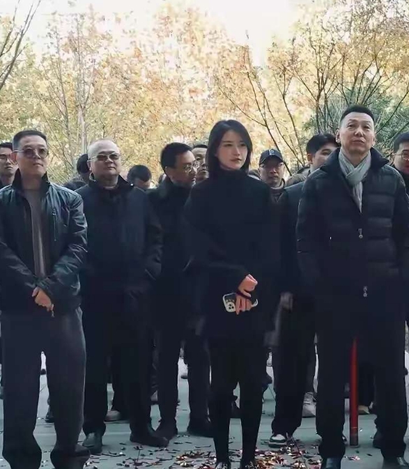 猜猜中间这位是老板的谁
