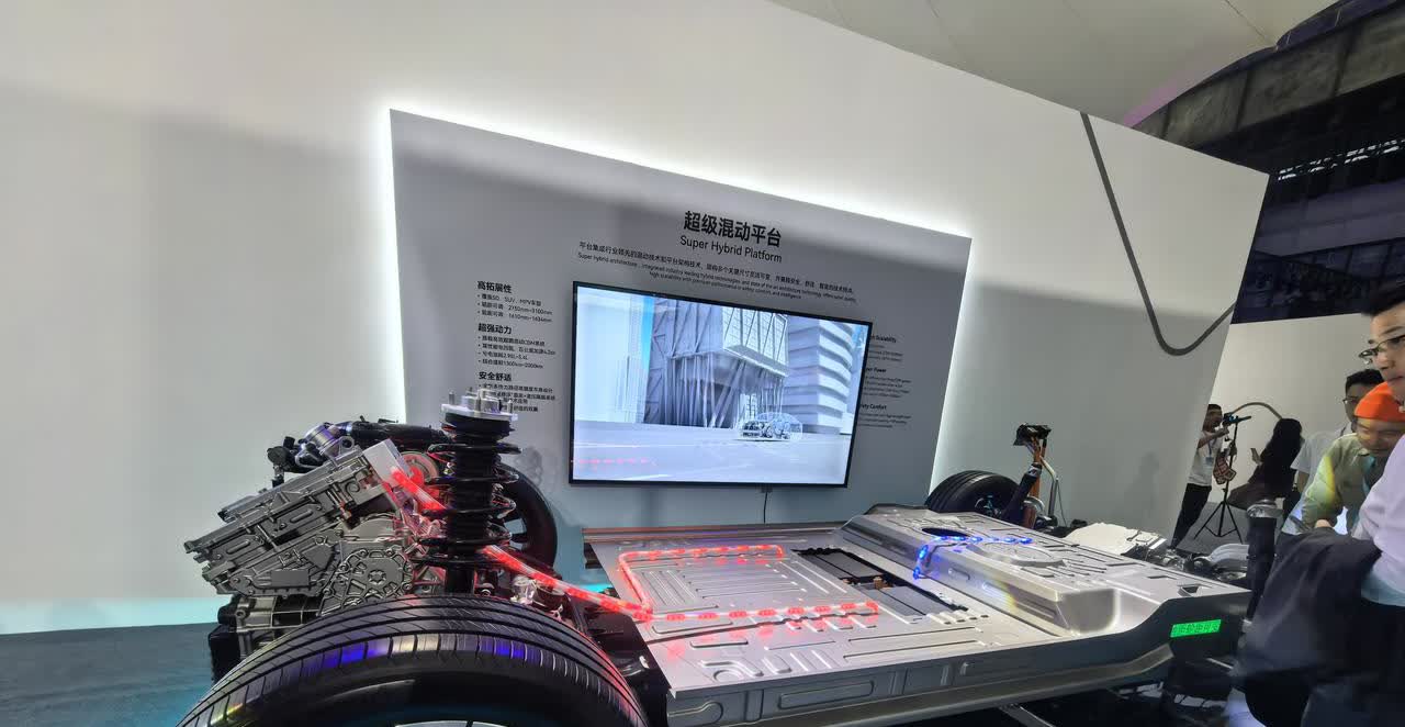 奇瑞每次在展览区都会摆出很多新的东西，其实总结起来就是一句话，就是“我奇瑞家底儿