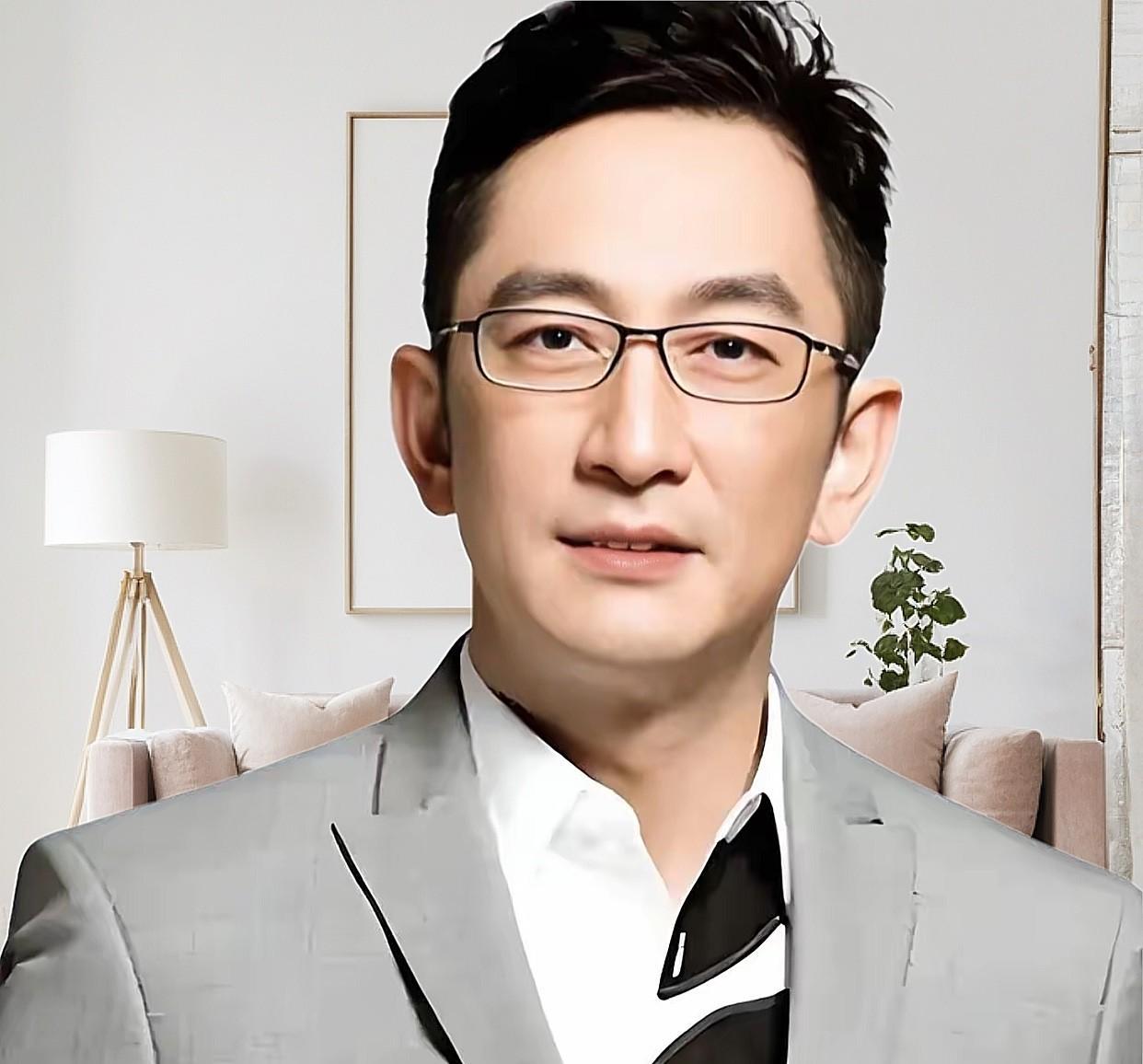 吴启华的人生像本跌宕起伏的剧本！
一出生就因所谓“八字相冲”被父母抛弃，在陌生人