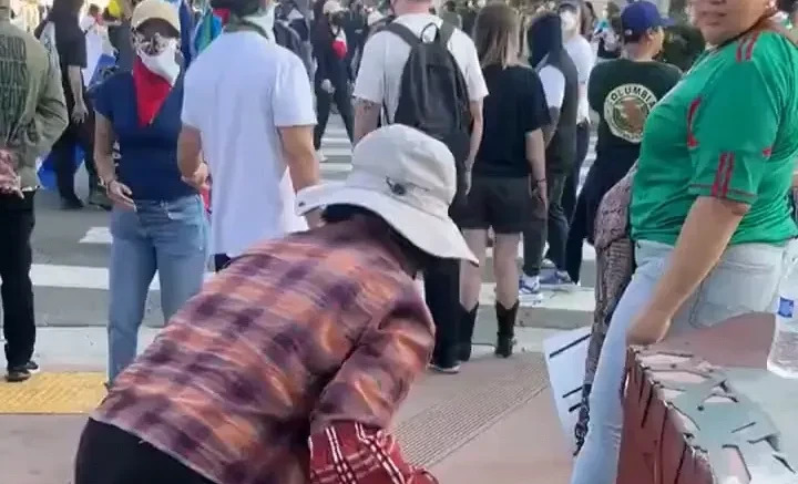美骚乱惊现华人老太捡瓶子











---











洛