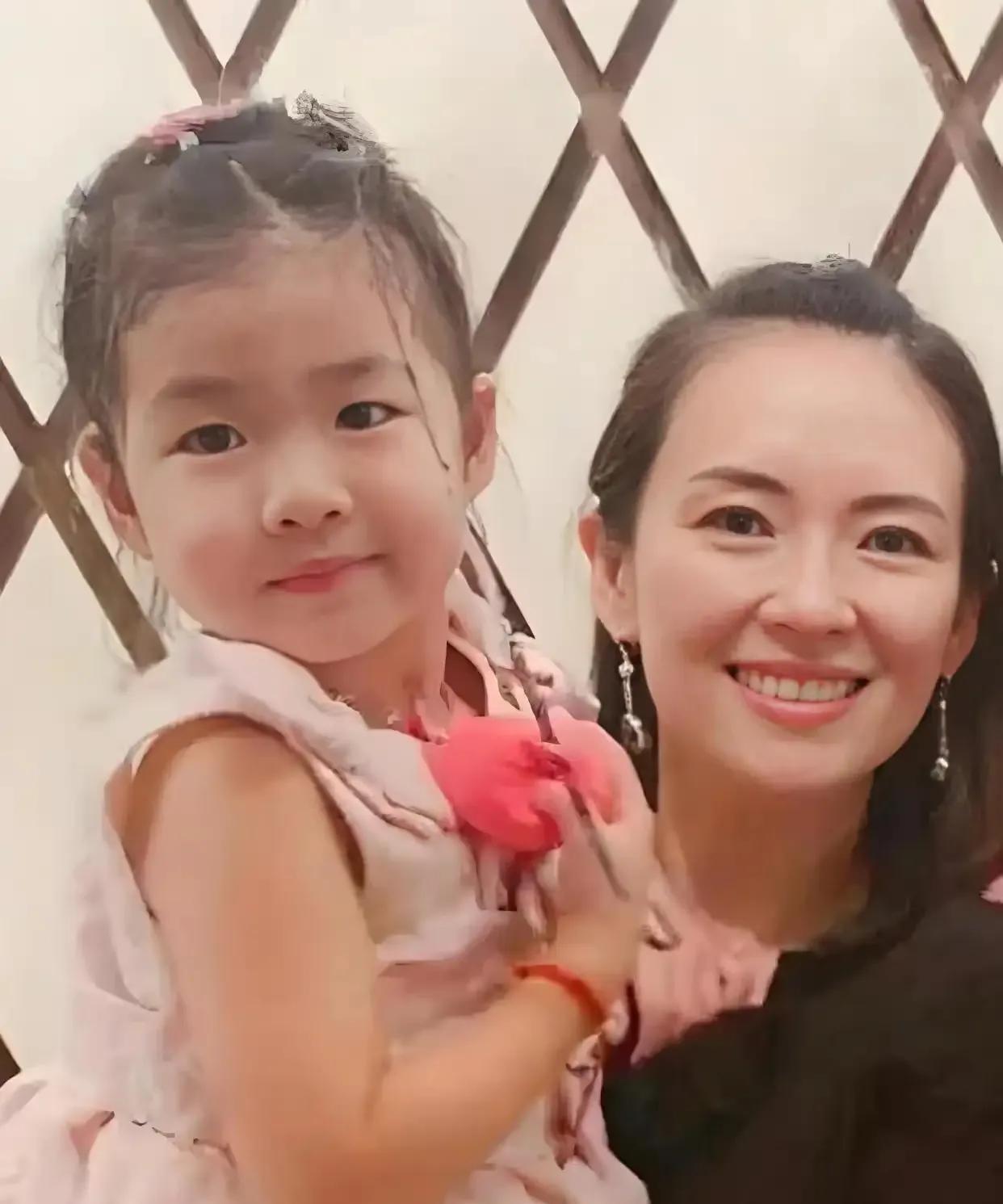 原来电影《酱园弄》里章子怡女儿醒醒也有客串演出，就是章子怡在法庭辩解的那场戏里，