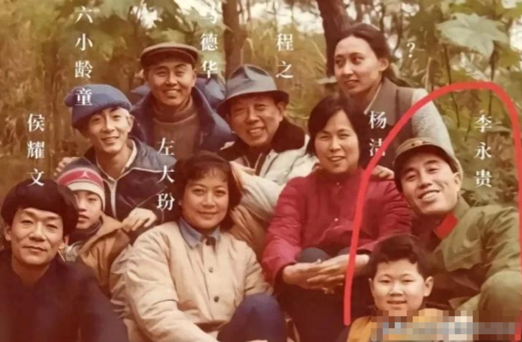 1986年，《西游记》拍摄现场，导演杨洁与部分演员们的一张合影