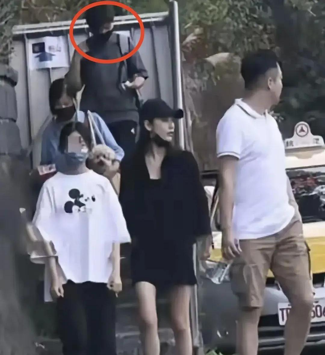 马筱梅母亲最近意外现身公众场合的画面引发热议，留着寸头短发的中年阿姨在人群里格外