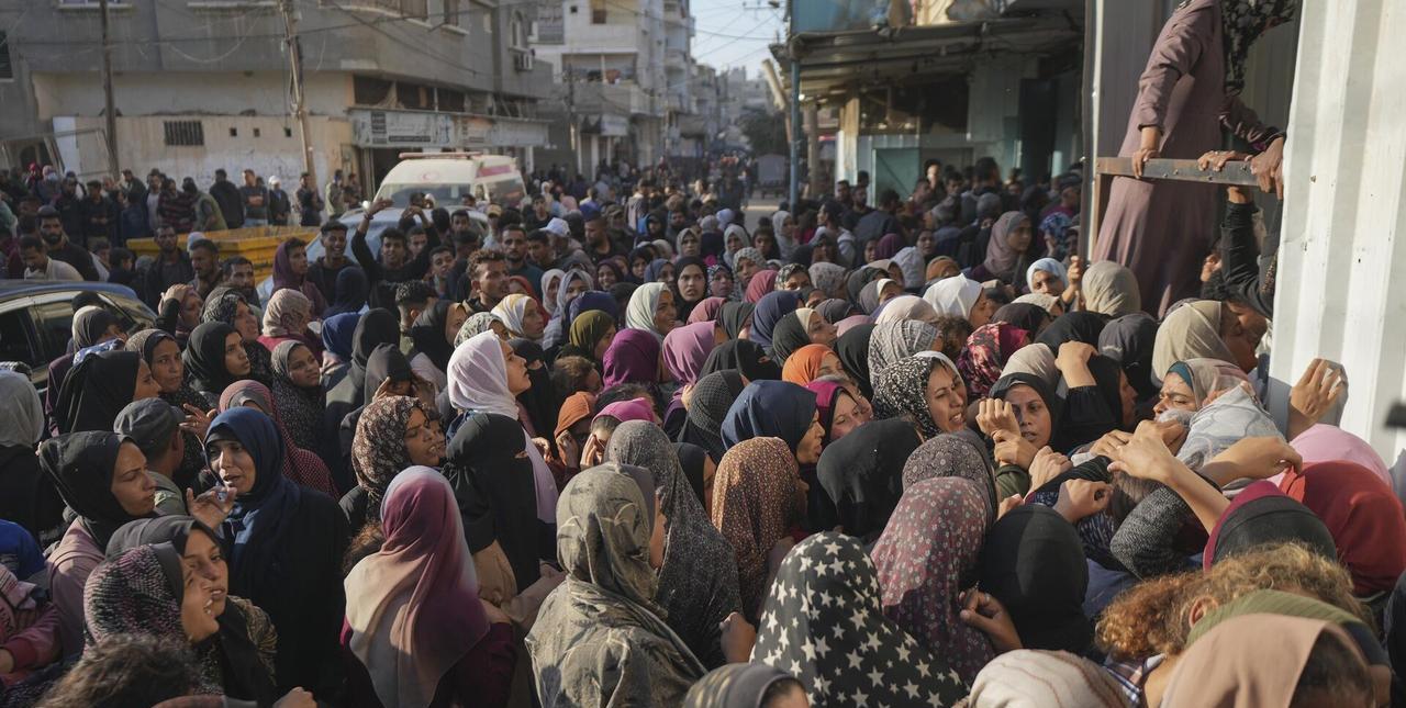 #头号创作者激励计划# 在以军合作下，阿联酋和约旦向加沙空投新一批20个托盘的人