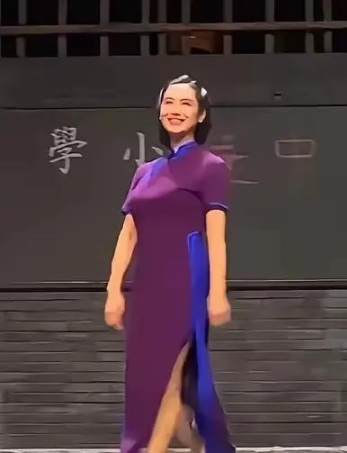 不得不说，朱茵除了脸蛋好看，这身材，这气质，这衣品真的一言难尽。
近日，朱茵身穿
