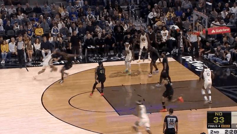 巴特勒高高跃起抢板被撞失衡重摔倒地，皮维被判一级恶意