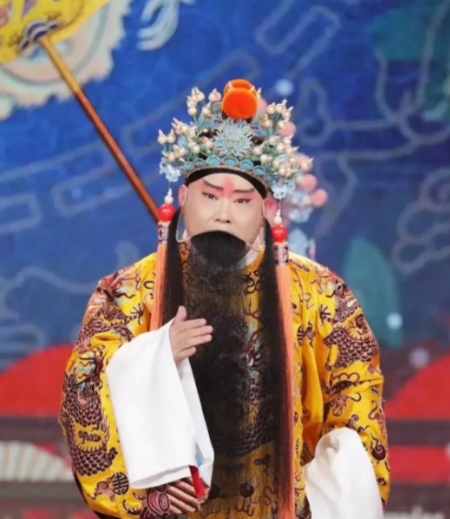 当年，主持人白燕升曾发长文，称赞郭德纲一路走来不容易，并且邀请他来参加湖北卫视的