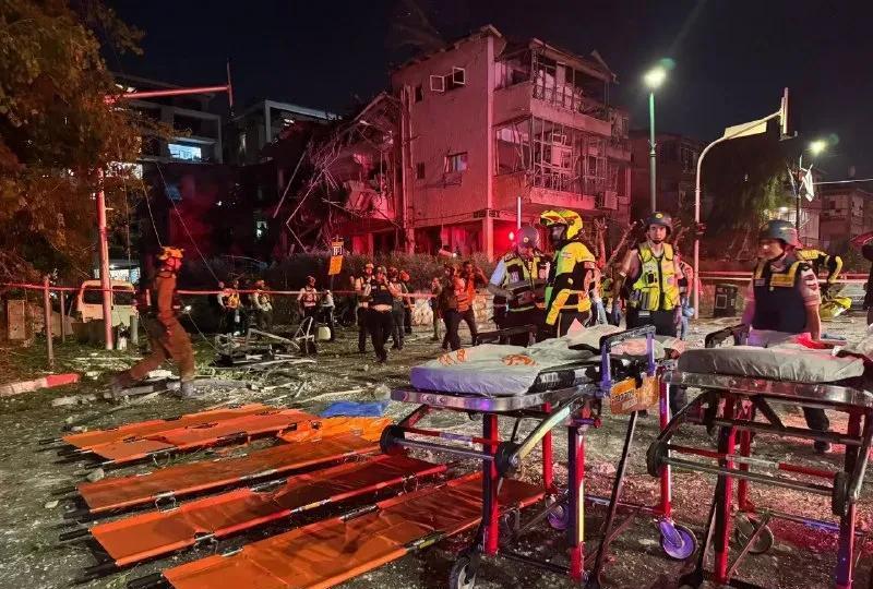 根据以色列国防军评估，伊朗在两波袭击中向以色列发射了150枚导弹。以色列医疗部门