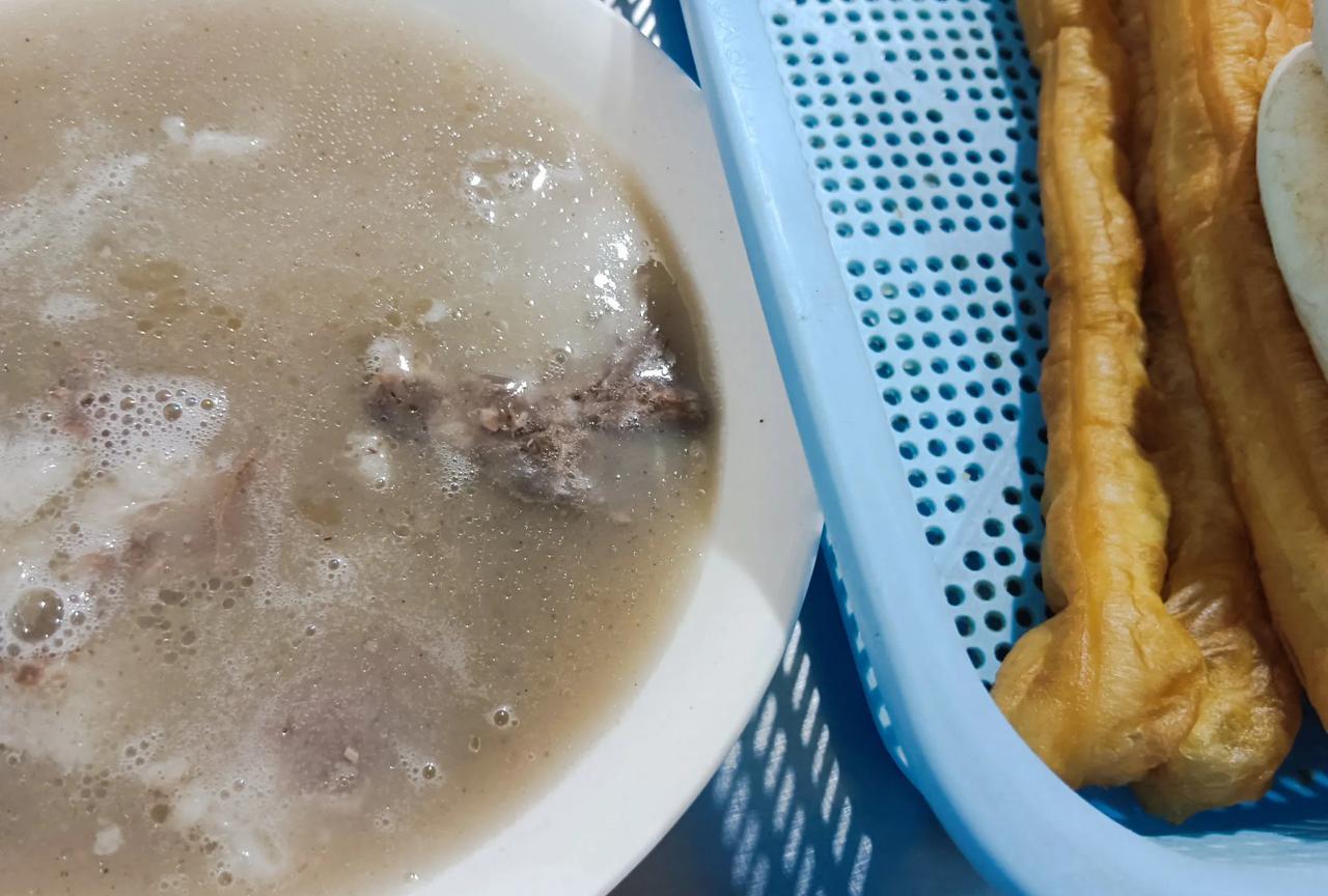 沂州糁馆老店。莫道君行早，还有不睡的。四点半人就满满的——卜之丁早行记。