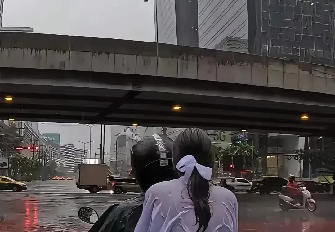 这张照片让那句“宁在宝马车上哭，不在自行车上笑”沦为“笑柄”！
这个男子一定是